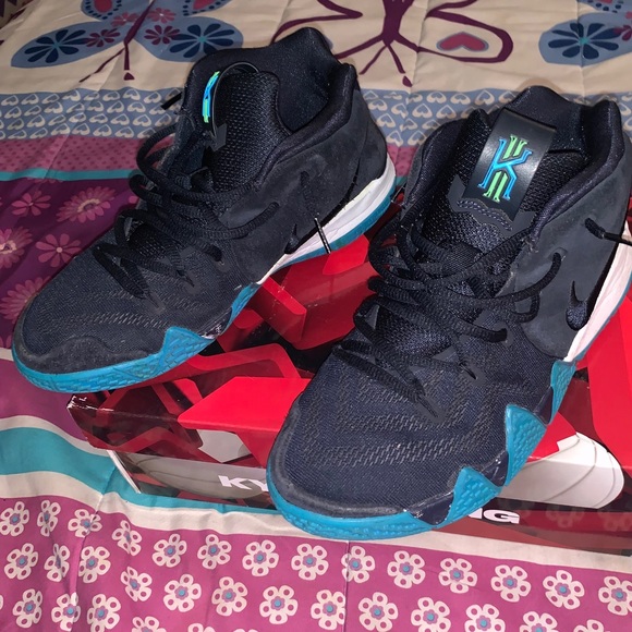 Gently Worn Navy Kyrie Irving 4 Youth Size 6.5 - Picture 4 of 5